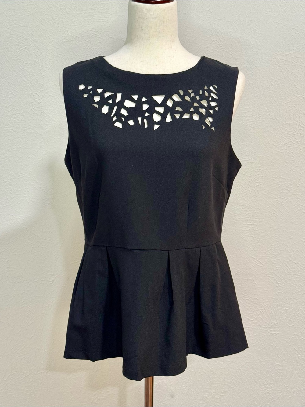 Cortell Sleeveless Black Peplum Top with Cutout Detail EU 44, US 14